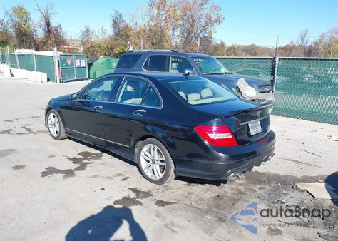 2014 Mercedes-Benz C 300 Sport 4Matic z USA, uszkodzony, nr VIN WDDGF8ABXEA935819